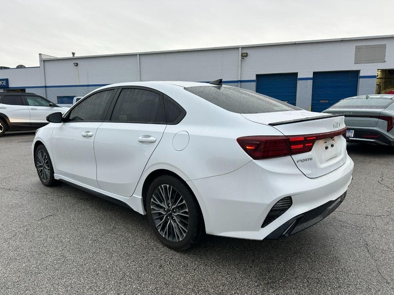 Kia Forte Vehicle Full-screen Gallery Image 3