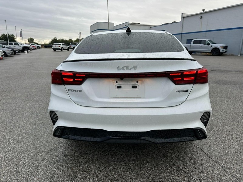 Kia Forte Vehicle Full-screen Gallery Image 4