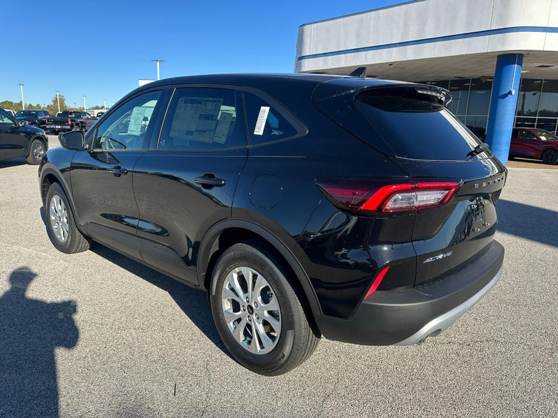 Ford Escape Vehicle Full-screen Gallery Image 3