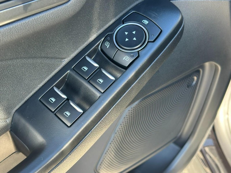 Ford Escape Vehicle Full-screen Gallery Image 9