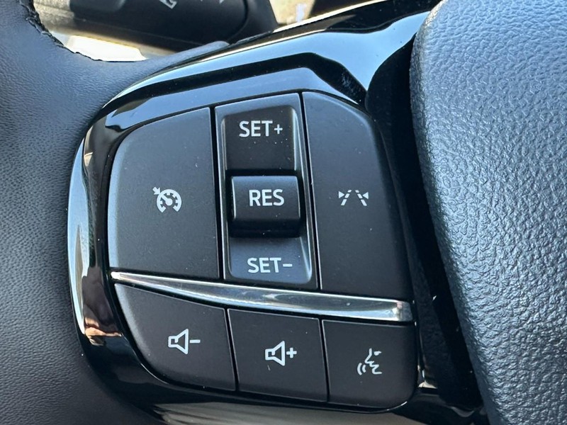 Ford Escape Vehicle Full-screen Gallery Image 11