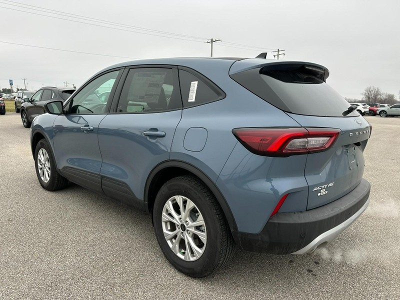 Ford Escape Vehicle Full-screen Gallery Image 3