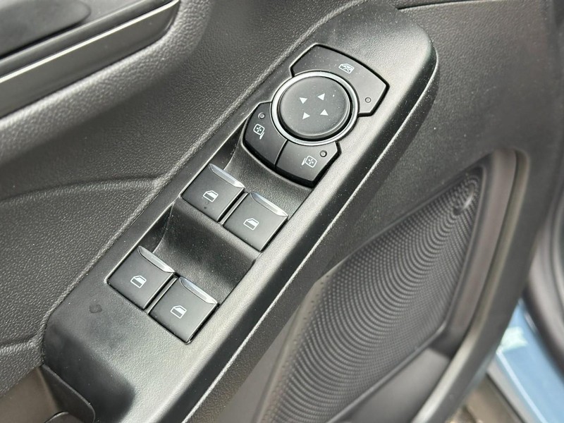 Ford Escape Vehicle Full-screen Gallery Image 9