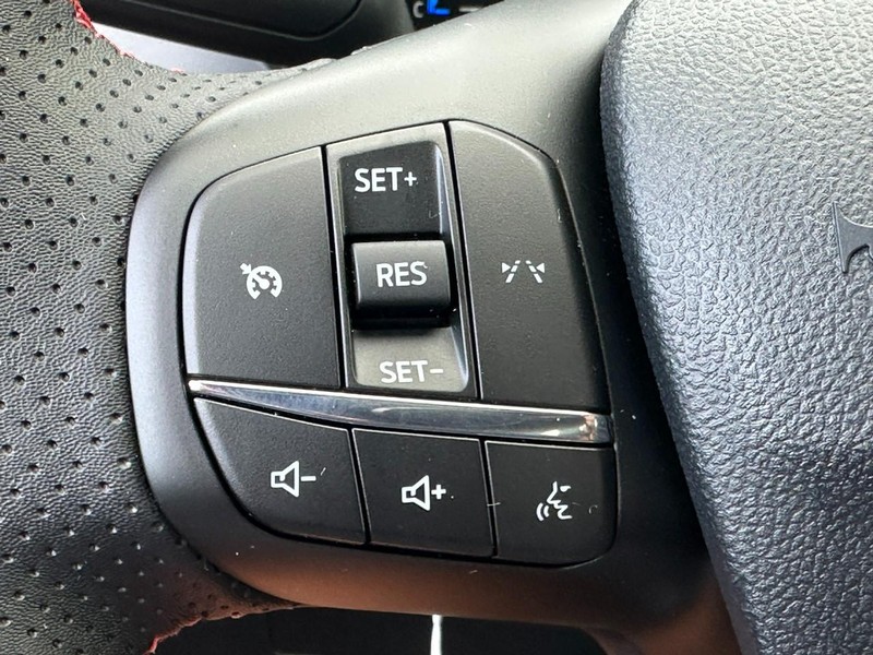 Ford Escape Vehicle Full-screen Gallery Image 11