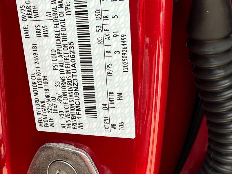 Ford Escape Vehicle Full-screen Gallery Image 16