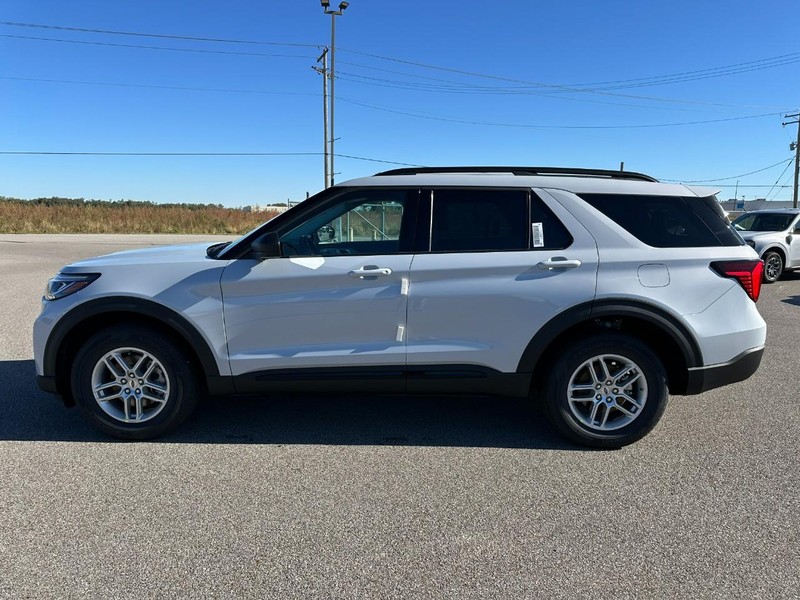 Ford Explorer Vehicle Full-screen Gallery Image 2