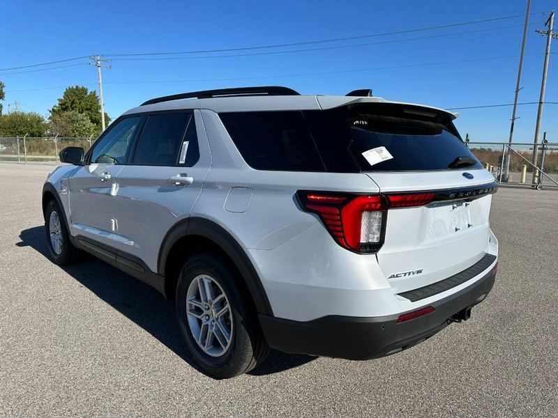 Ford Explorer Vehicle Full-screen Gallery Image 3