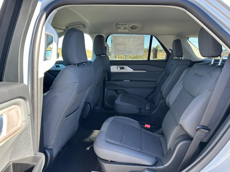 Ford Explorer Vehicle Full-screen Gallery Image 4