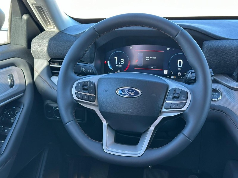 Ford Explorer Vehicle Full-screen Gallery Image 7