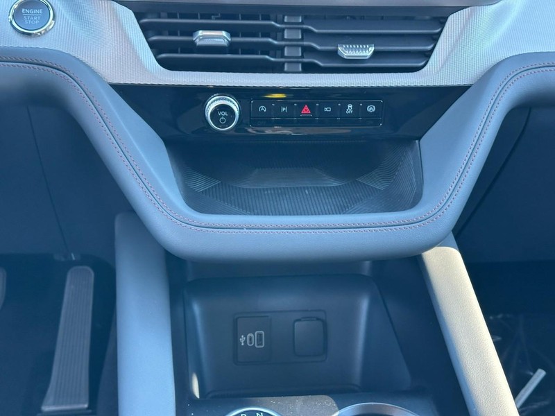 Ford Explorer Vehicle Full-screen Gallery Image 9