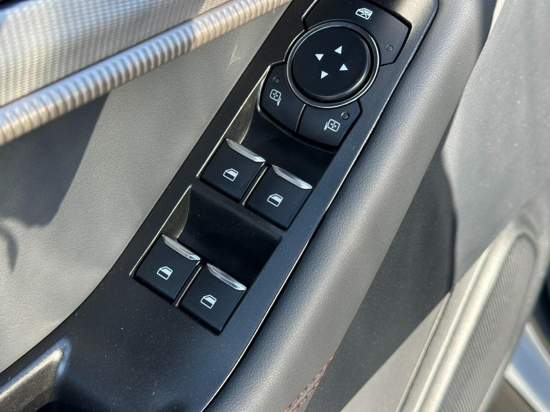 Ford Explorer Vehicle Full-screen Gallery Image 10