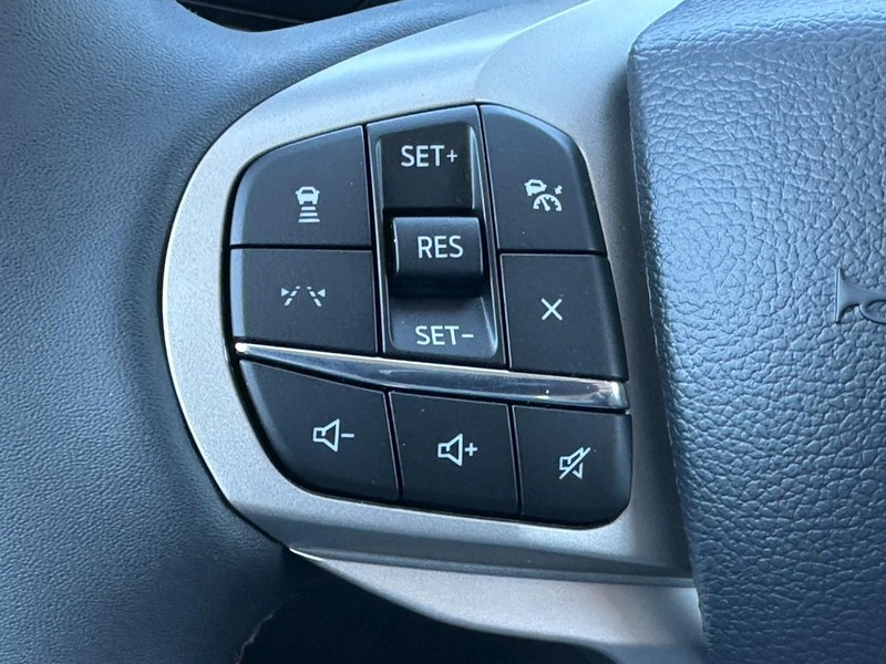 Ford Explorer Vehicle Full-screen Gallery Image 12