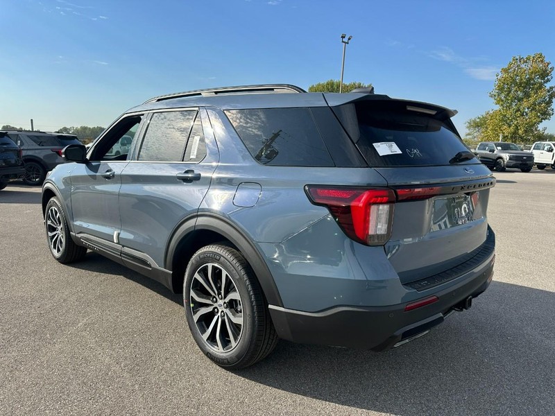 Ford Explorer Vehicle Full-screen Gallery Image 3