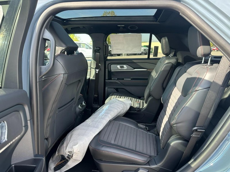 Ford Explorer Vehicle Full-screen Gallery Image 4
