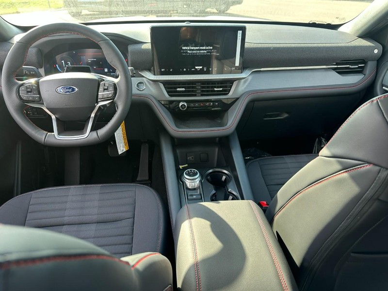Ford Explorer Vehicle Full-screen Gallery Image 7