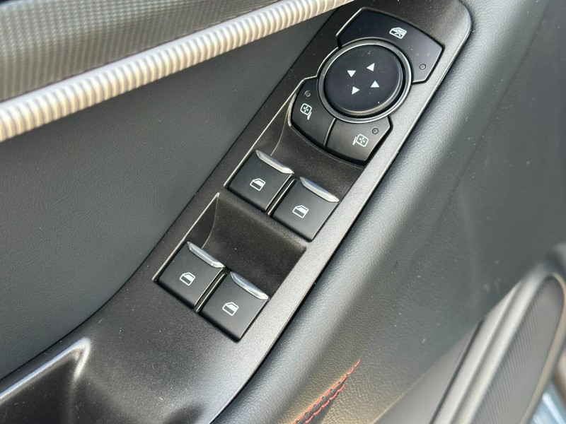 Ford Explorer Vehicle Full-screen Gallery Image 11