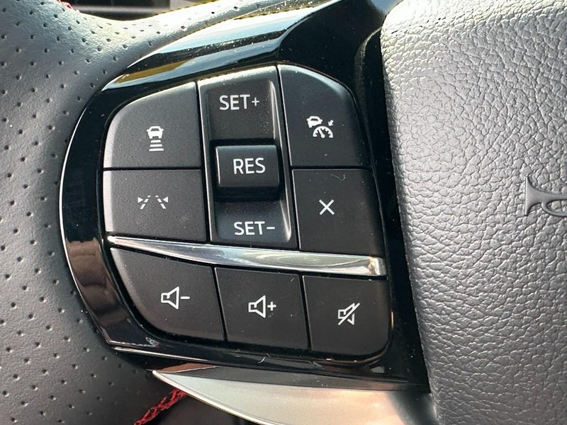 Ford Explorer Vehicle Full-screen Gallery Image 13