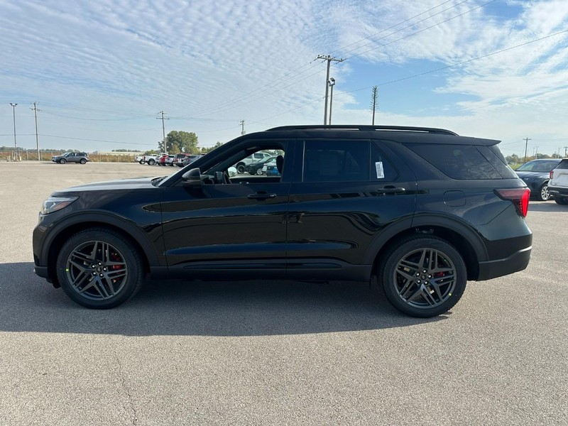 Ford Explorer Vehicle Full-screen Gallery Image 2