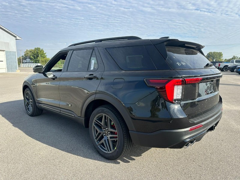 Ford Explorer Vehicle Full-screen Gallery Image 3