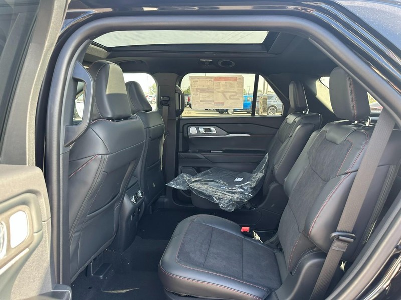 Ford Explorer Vehicle Full-screen Gallery Image 4