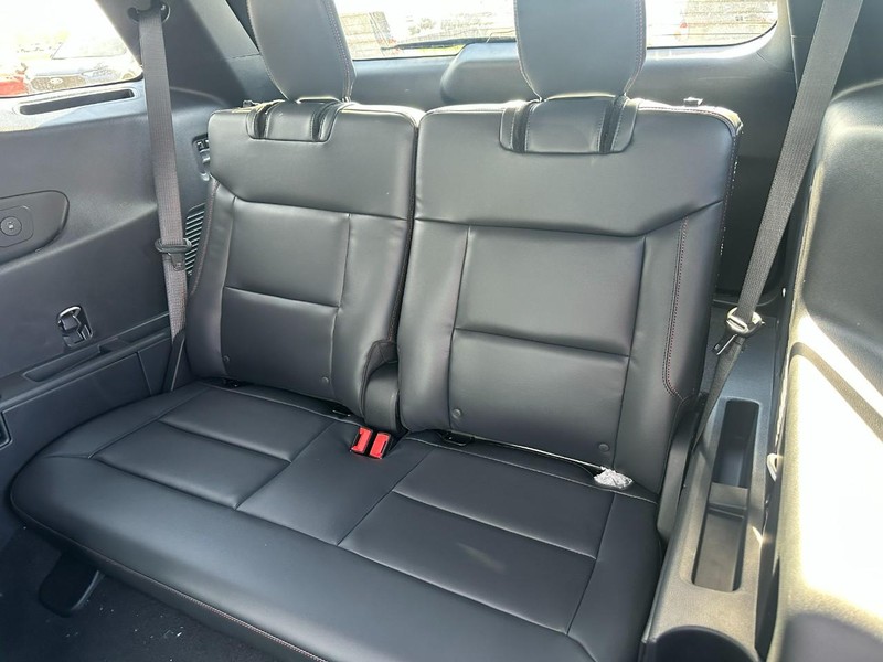 Ford Explorer Vehicle Full-screen Gallery Image 5