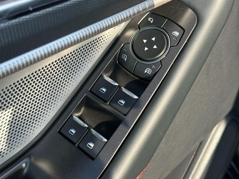 Ford Explorer Vehicle Full-screen Gallery Image 12