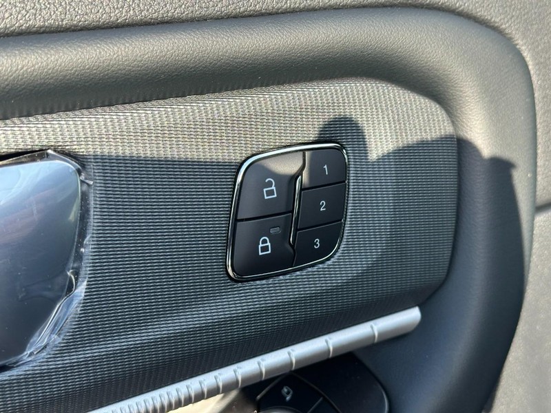 Ford Explorer Vehicle Full-screen Gallery Image 13