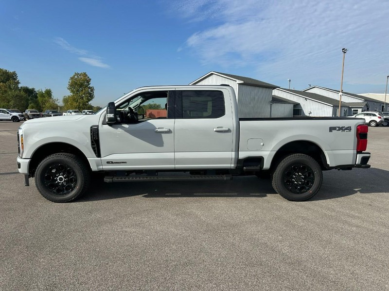 Ford Super Duty F-250 SRW Vehicle Full-screen Gallery Image 2