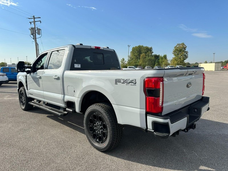 Ford Super Duty F-250 SRW Vehicle Full-screen Gallery Image 3