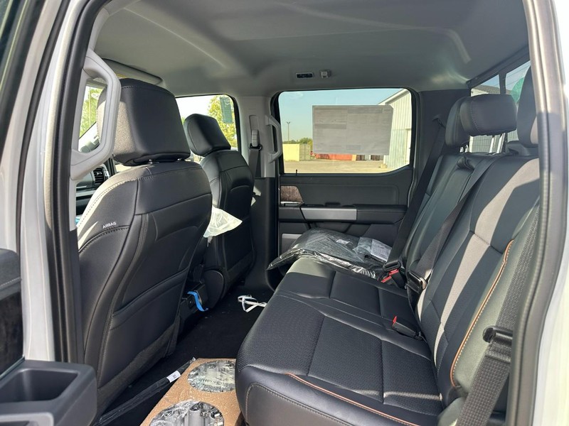 Ford Super Duty F-250 SRW Vehicle Full-screen Gallery Image 4