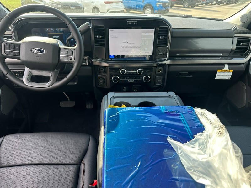 Ford Super Duty F-250 SRW Vehicle Full-screen Gallery Image 5