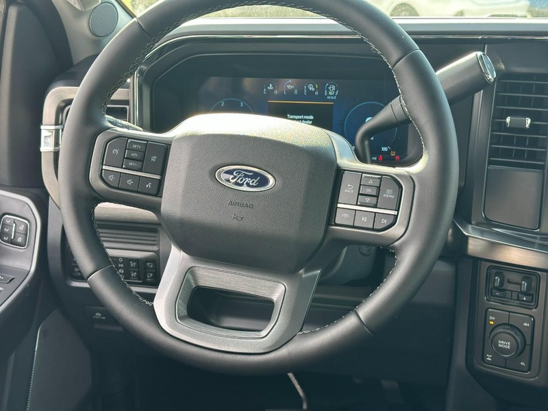 Ford Super Duty F-250 SRW Vehicle Full-screen Gallery Image 6