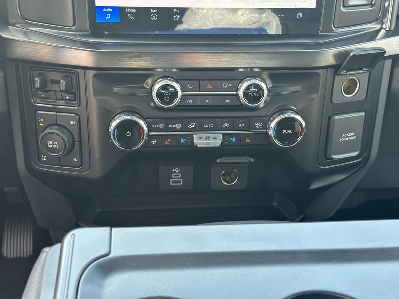 Ford Super Duty F-250 SRW Vehicle Full-screen Gallery Image 8