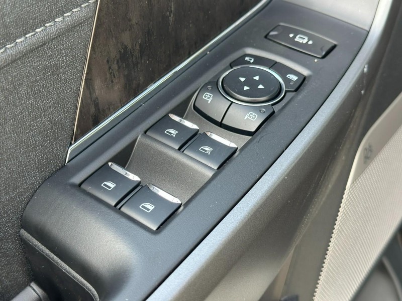 Ford Super Duty F-250 SRW Vehicle Full-screen Gallery Image 9