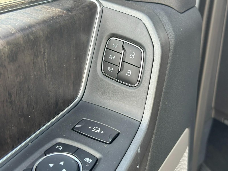 Ford Super Duty F-250 SRW Vehicle Full-screen Gallery Image 10