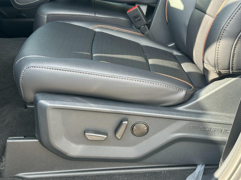 Ford Super Duty F-250 SRW Vehicle Full-screen Gallery Image 11