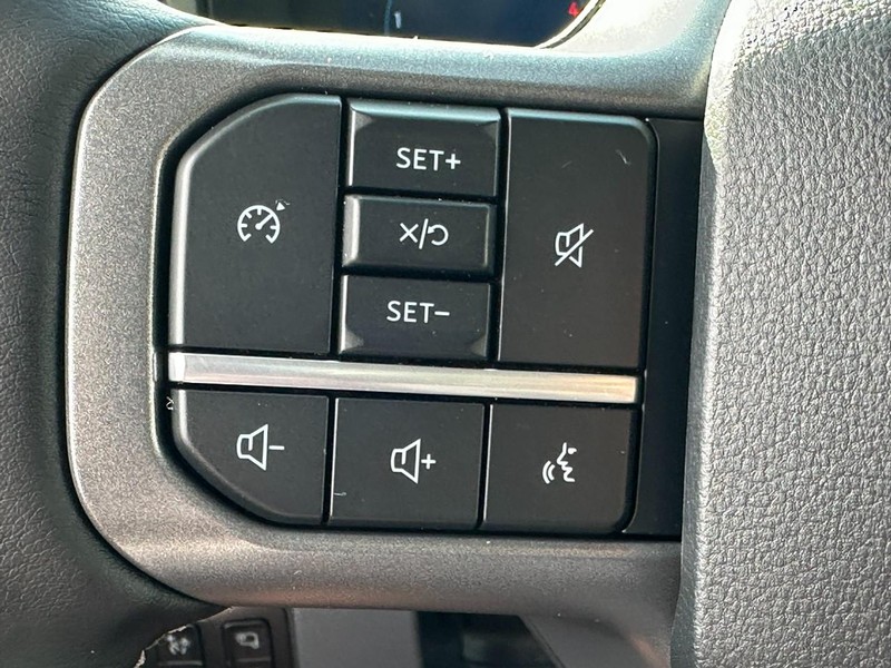 Ford Super Duty F-250 SRW Vehicle Full-screen Gallery Image 12