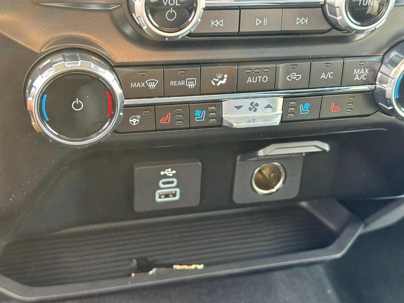 Ford Super Duty F-250 SRW Vehicle Full-screen Gallery Image 16