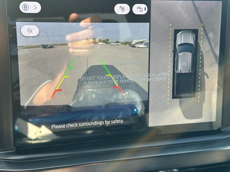 Ford Super Duty F-250 SRW Vehicle Full-screen Gallery Image 17