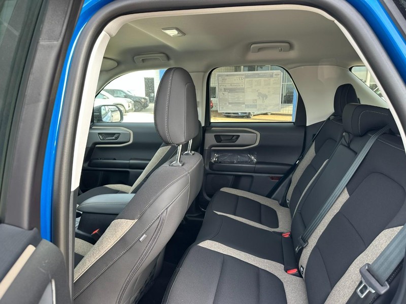 Ford Bronco Sport Vehicle Full-screen Gallery Image 4