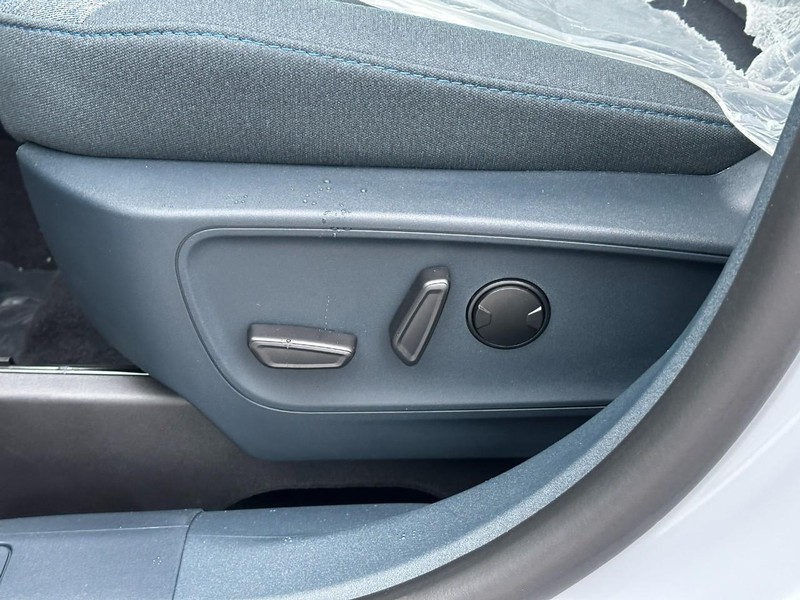 Ford Maverick Vehicle Full-screen Gallery Image 11