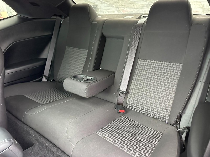 Dodge Challenger Vehicle Full-screen Gallery Image 10