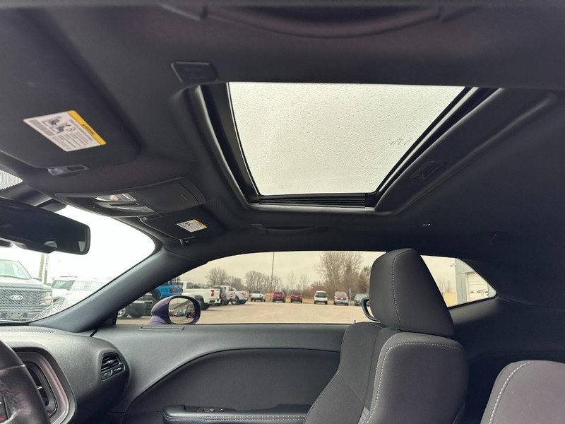 Dodge Challenger Vehicle Full-screen Gallery Image 11