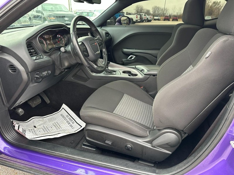 Dodge Challenger Vehicle Full-screen Gallery Image 12