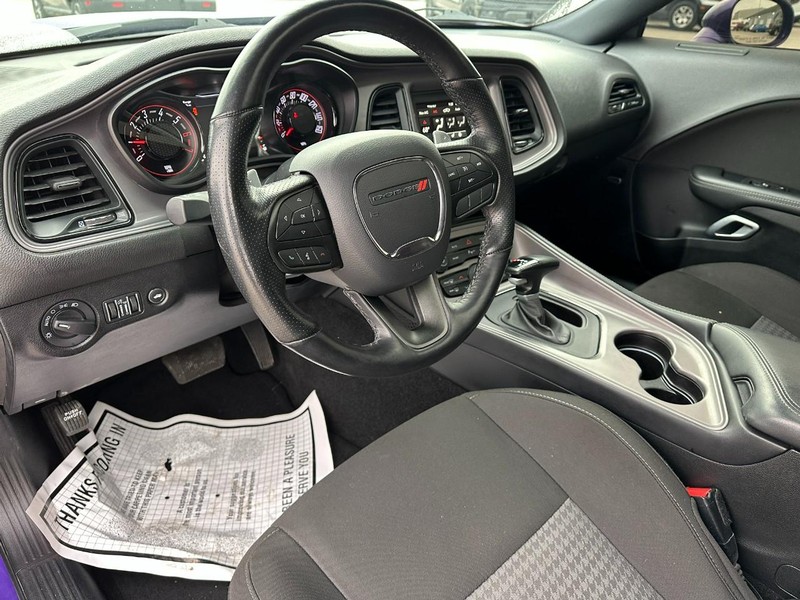 Dodge Challenger Vehicle Full-screen Gallery Image 13