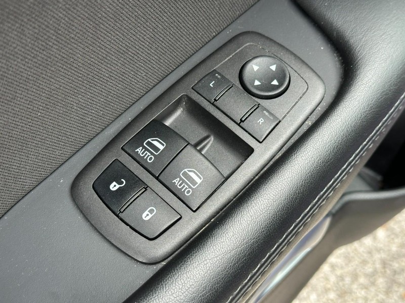 Dodge Challenger Vehicle Full-screen Gallery Image 14