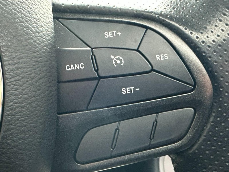 Dodge Challenger Vehicle Full-screen Gallery Image 17