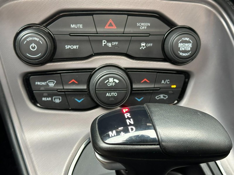 Dodge Challenger Vehicle Full-screen Gallery Image 20