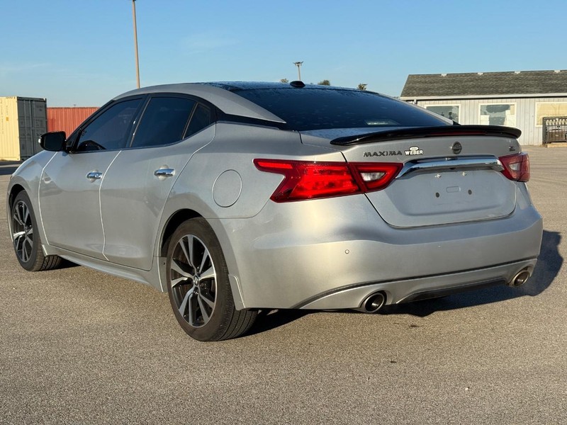 Nissan Maxima Vehicle Full-screen Gallery Image 3