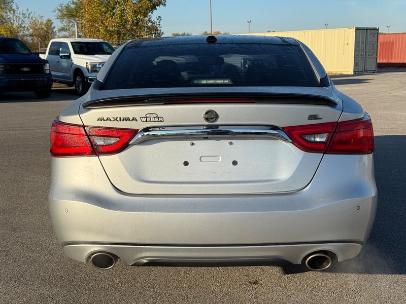 Nissan Maxima Vehicle Full-screen Gallery Image 4